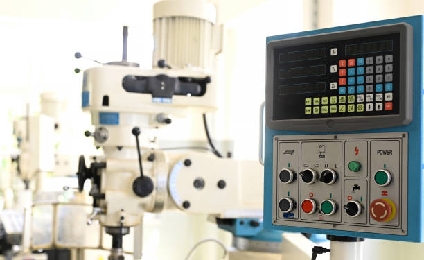 Bouton d'arrêt d'urgence sur machine industrielle